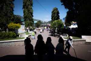 Trabajadoras de maquilas durante una entrevista en el parque central de Amatitlán el 22 de noviembre de 2025 Foto/Edwin Bercián