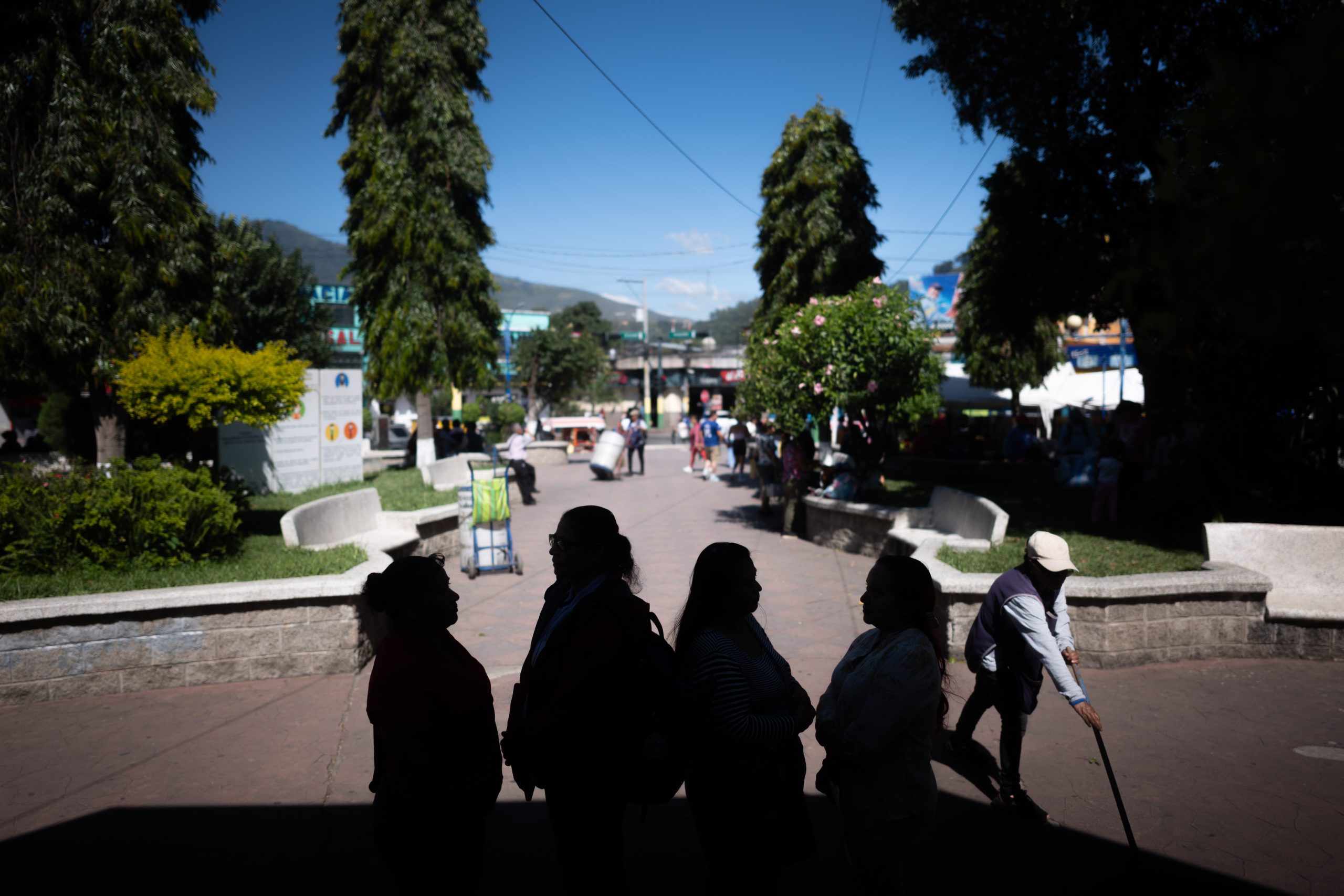 Trabajadoras de maquilas durante una entrevista en el parque central de Amatitlán el 22 de noviembre de 2025 Foto/Edwin Bercián
