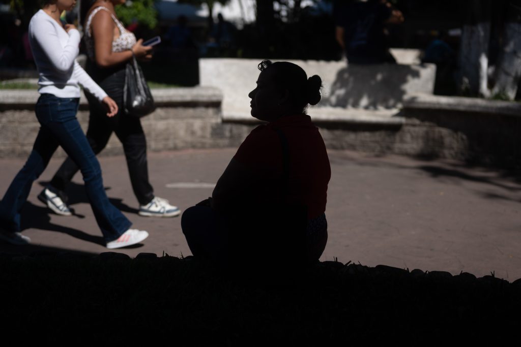 Trabajadoras de maquilas durante una entrevista en el parque central de Amatitlán el 22 de noviembre de 2025 Foto/Edwin Bercián