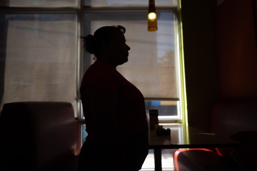 Trabajadoras de maquilas durante una entrevista en el parque central de Amatitlán el 22 de noviembre de 2025 Foto/Edwin Bercián
