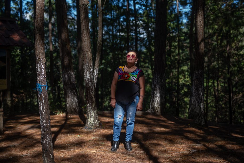 Dina Juc, alcaldesa indígena de Santa Lucía Utatlán posa para una fotografía durante una entrevista en la reserva natural Corazón del Bosque. Foto/Edwin Bercián