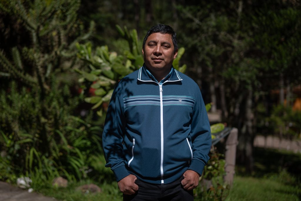 Selvyn Pérez Ajú, gerente de la Reserva Natural Corazón del Bosque posa para una fotografía luego de una entrevista el 20 de noviembre de 2025 en Santa Lucía Utatlán. Foto/Edwin Bercián