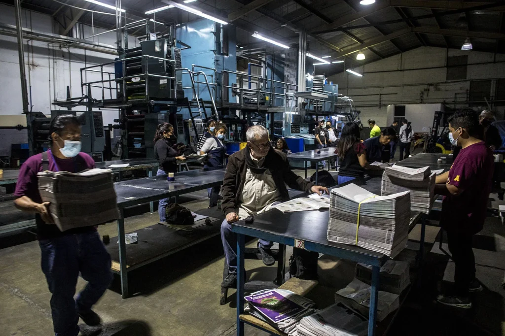 Luís Aceituno, editor de Cultura y fundador de ElPeriódico, ojea la ultima edición impresa del periódico, en la sede de la imprenta, en la madrugada del 30 de noviembre / Simone Dalmasso/ Plaza Pública