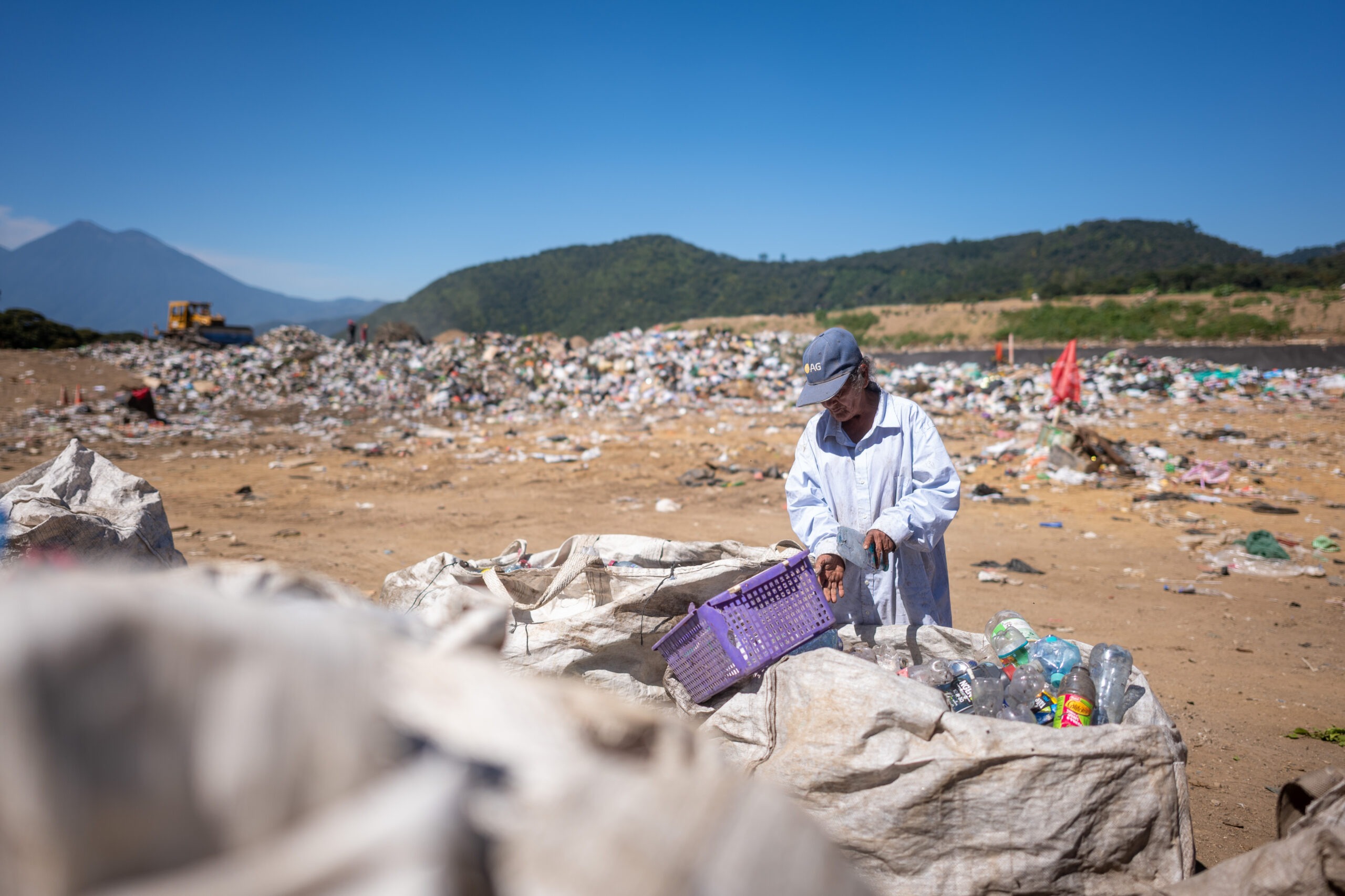 Todo lo recolectado en el vertedero El Choconal no es pagado en el mismo día, los trabajadores deben esperar quince días de trabajo para recibir el pago Foto/Edwin Bercián
