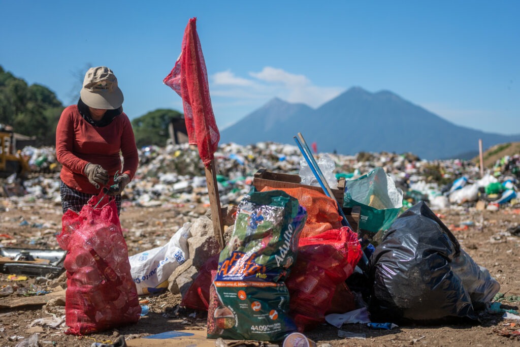 Algunas bolsas y costales son utilizados por para recolectar desechos durante una jornada de trabajo en el vertedero El Choconal, en Antigua Guatemala. Foto/Edwin Bercián. 
