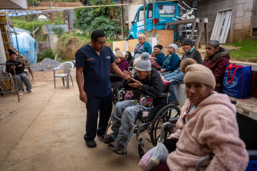 Con el tiempo Edgar ha escuchado la historia de cada uno de los adultos mayores que atiende desde tempranas horas en el Hogar de Ancianos Comalapa. Foto/Edwin Bercián.
