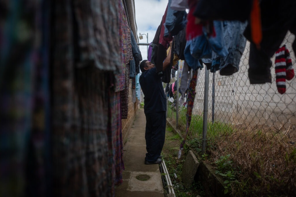 Desde tempranas horas Edgar comienza con el aseo de ropa de los adultos mayores atendidos en el hogar de ancianos, Comalapa. Foto/Edwin Bercián.
