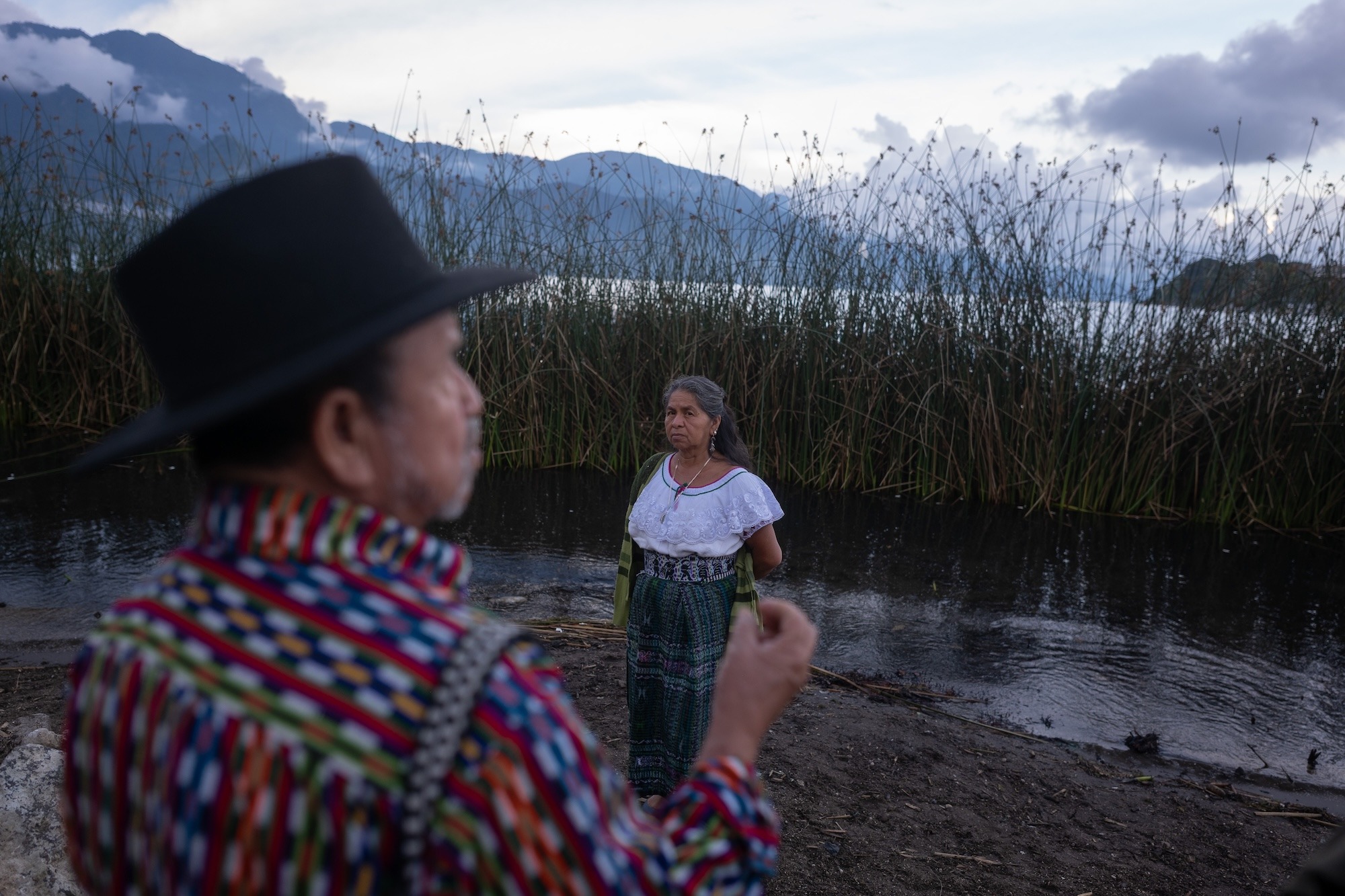 Salvador Quiacaín Sac y Flora Virginia Samuel González, integrantes de las Guardianas del Lago, en la orilla del Lago de Atitlán, San Pedro La Laguna. Foto: Edwin Bercián.