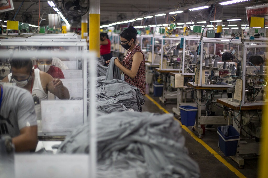 Trabajadoras de maquila se ven expuestas a altas jornadas de trabajo por sueldos mínimos. Foto en Ciudad de Guatemala. Cedida.