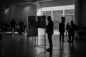 Un abogado emite su voto durante las elecciones del Colegio de Abogados y Notarios de Guatemala (CANG) el 5 de enero de 2026. El proceso es clave para la conformación de las comisiones de postulación encargadas de integrar las nóminas de candidatos a magistrados del Tribunal Supremo Electoral (TSE). Foto/Edwin Bercián