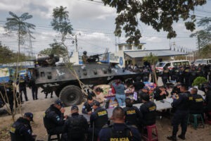 Agentes de la Policía Nacional Civil y del Ejército resguardan el ingreso al Centro de Detención Preventiva para Hombres durante un operativo de seguridad realizado el 18 de enero de 2026, en Ciudad de Guatemala, tras una jornada de violencia atribuida a estructuras criminales y el restablecimiento del control en centros penitenciarios del país. Foto/Edwin Bercián