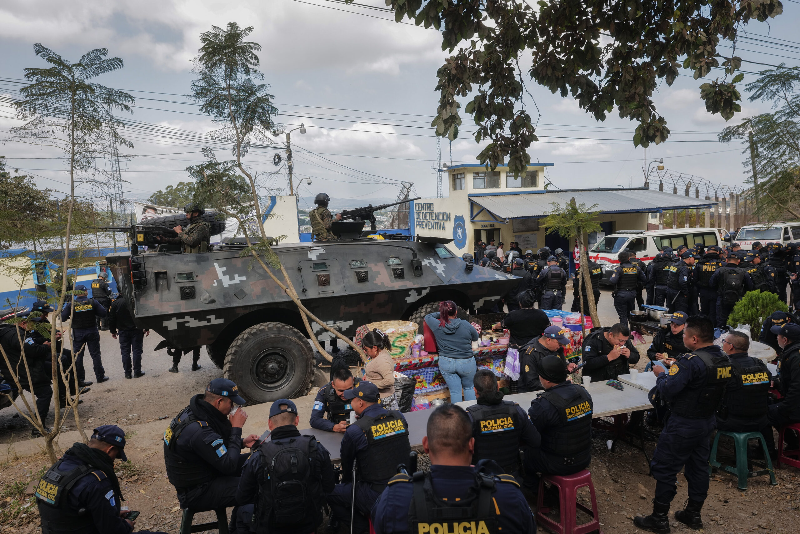 Agentes de la Policía Nacional Civil y del Ejército resguardan el ingreso al Centro de Detención Preventiva para Hombres durante un operativo de seguridad realizado el 18 de enero de 2026, en Ciudad de Guatemala, tras una jornada de violencia atribuida a estructuras criminales y el restablecimiento del control en centros penitenciarios del país. Foto/Edwin Bercián