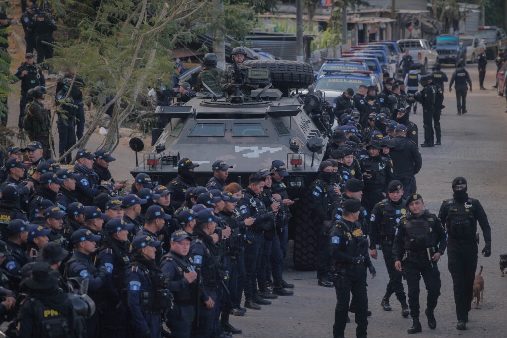 Pie de foto: Elementos de la Policía Nacional Civil se despliegan junto a un vehículo blindado durante un operativo de seguridad en las inmediaciones del Centro de Detención Preventiva para Hombres. Foto/Edwin Bercián.
