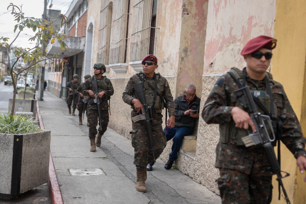 Pie de foto: Integrantes del ejército de Guatemala patrullan calles del Centro Histórico como parte de un despliegue de seguridad, en apoyo a las acciones estatales tras los incidentes de violencia registrados en centros penitenciarios del país. Foto/Edwin Bercián.
