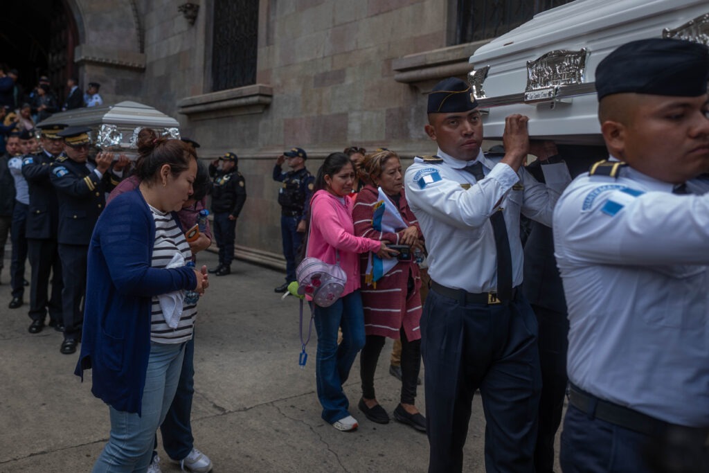 Pie de foto: Familiares acompañan el traslado de los féretros de agentes de la Policía Nacional Civil, en una jornada marcada por el duelo y el acompañamiento institucional a las fuerzas de seguridad. Foto/Edwin Bercián.

