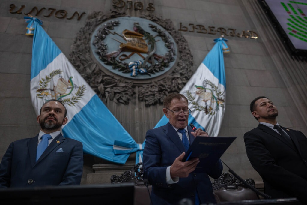 Pie de foto: El presidente del Congreso de la República, Luis Contreras, lee la resolución durante sesión plenaria del lunes 19 de enero en la que el Legislativo ratificó el estado de sitio decretado por el Ejecutivo. Foto/Edwin Bercián.
