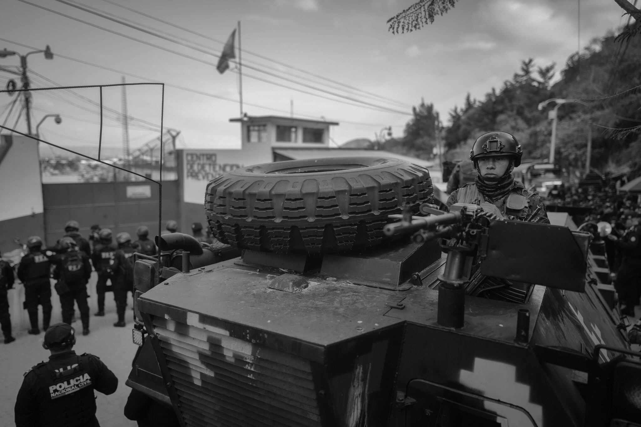 Elementos de la Policía Nacional Civil se despliegan junto a un vehículo blindado durante un operativo de seguridad en las inmediaciones del Centro de Detención Preventiva para Hombres, realizado el 18 de enero de 2026, en Ciudad de Guatemala, como parte de las acciones de control tras los hechos de violencia registrados en el sistema penitenciario. Foto/Edwin Bercián