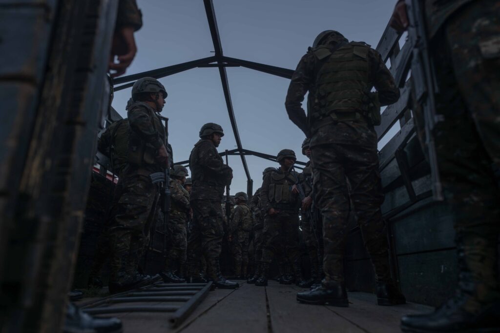 Soldados del ejército se preparan a bajar de un camión durante operativos por el Estado de Sitio decretado por el gobierno. Foto/Edwin Bercián