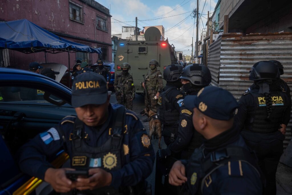 Acompañados de un K9, fuerzas combinadas realizan operativos en busca de ilícitos relacionados a la pandilla del barrio 18. Foto/Edwin Bercián