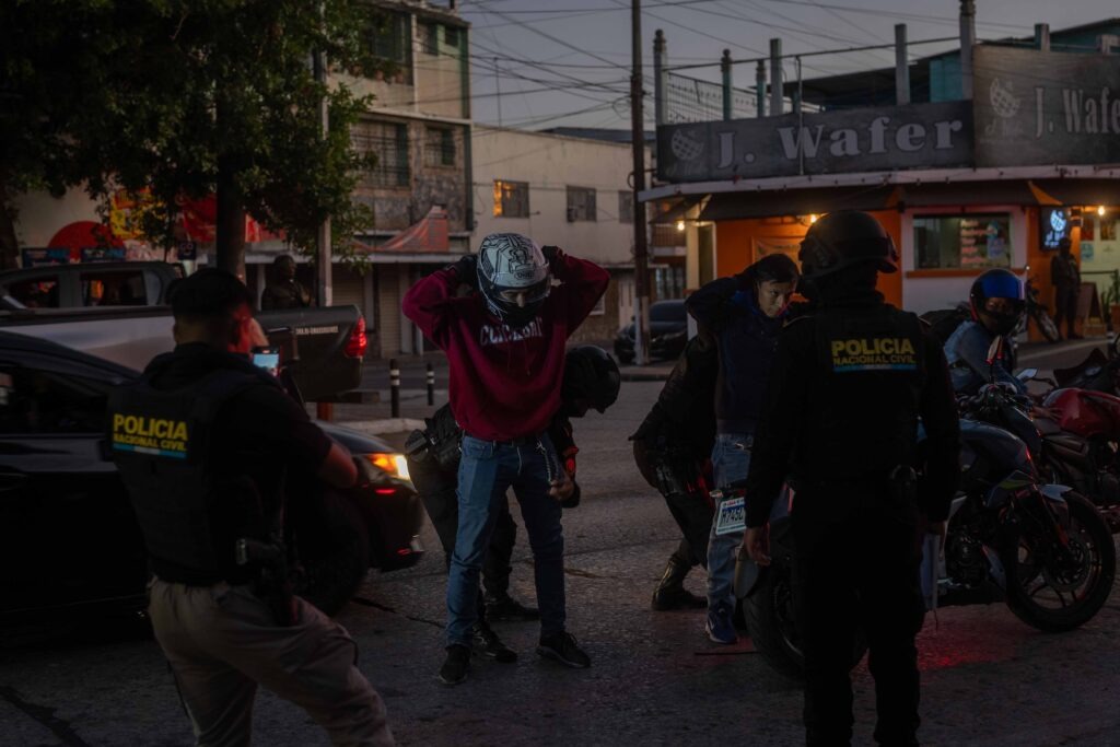 Decenas de motociclistas son revisados durante un retén en la zona 3 el 23 de enero de 2026. Foto/Edwin Bercián