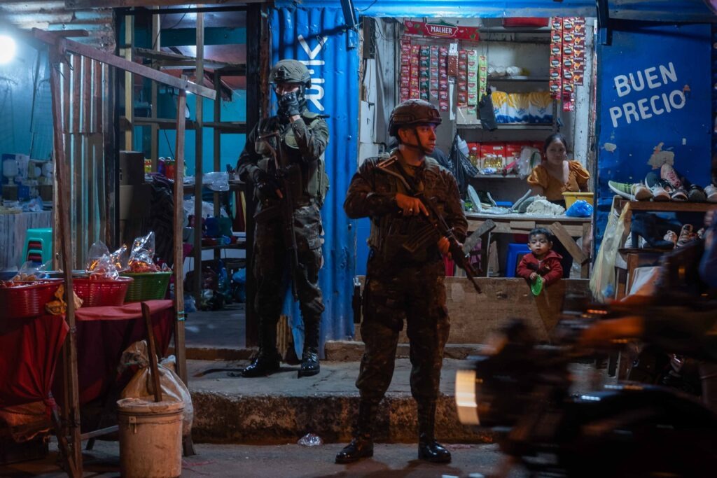 Soldados custodian la fachada de una tortillería durante operativos de seguridad en barrio El Gallito, zona 3. Foto/Edwin Bercián
