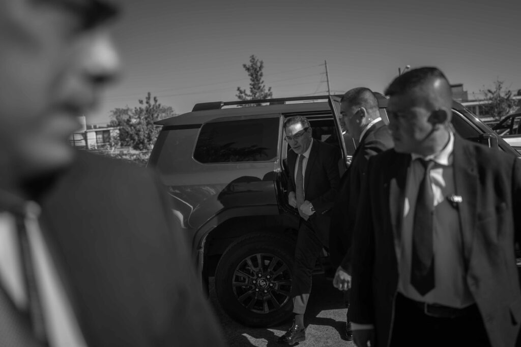 El ministro de Gobernación, Marco Villeda, baja de su vehículo para emitir su voto en las elecciones del CANG ante la postuladora del TSE. Foto/Edwin Bercián