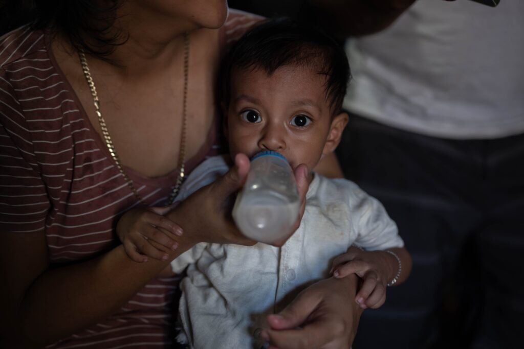Thiago López Colop recibe leche de Lesly Colop, su madre. Unos meses atrás sufrió de desnutrición aguda severa, antes de cumplir un año pesaba 12 libras. Foto: Edwin Bercián