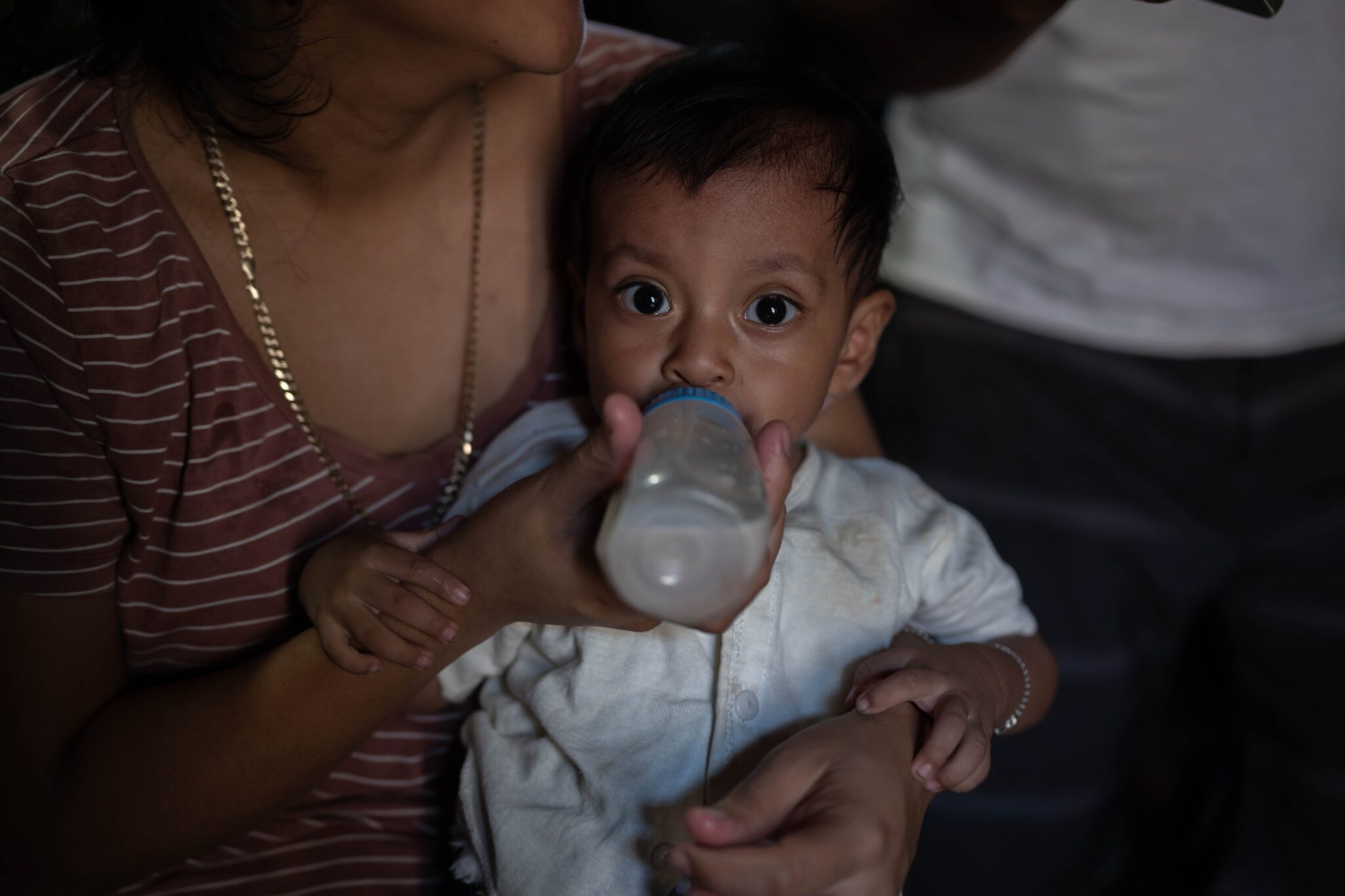 Thiago López Colop recibe leche de Lesly Colop, su madre. Unos meses atrás sufrió de desnutrición aguda severa, antes de cumplir un año pesaba 12 libras. Foto: Edwin Bercián