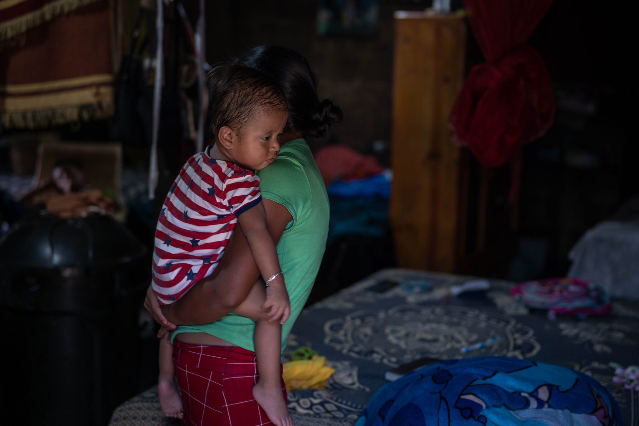 José Eduardo Tajiboy es cargado en brazos por su madre mientras termina de despertar. Foto Edwin Bercián