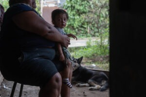 Eitan Alvarado es cargado por su madre, Verónica García en la colonia el Esfuerzo en San Felipe, Retalhuleu. Foto/Edwin Bercián