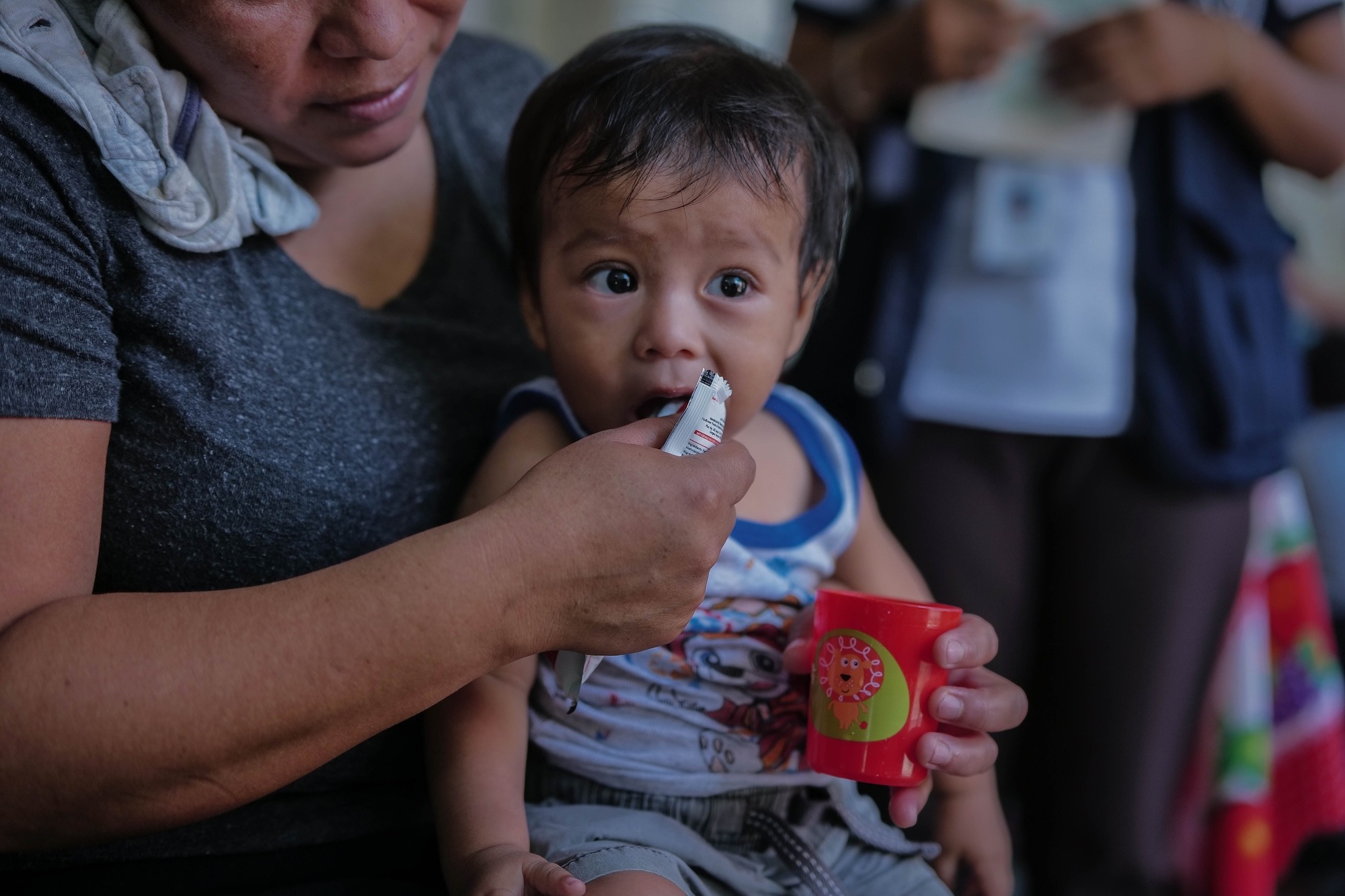 Janet Carina Juárez da alimento terapéutico a su hijo Ángel Jiménez de diez meses. Foto/Edwin Bercián