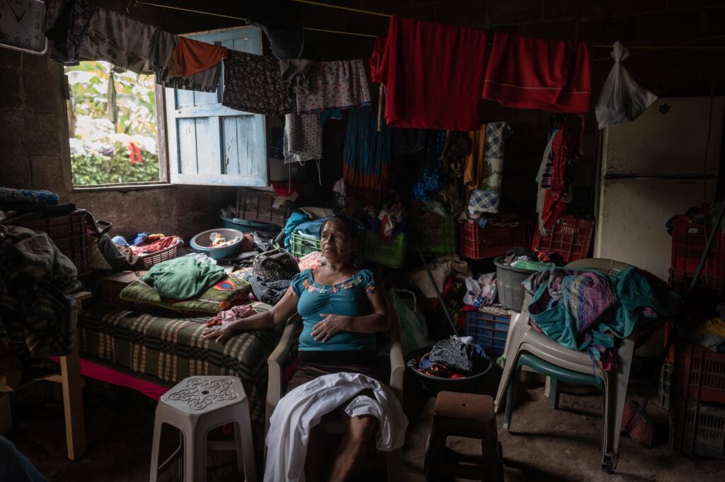 Santiaga Porchay de Alvarado descansa en su casa en el municipio de San Felipe, Retalhuleu el 23 de septiembre de 2025. Foto/Edwin Bercián