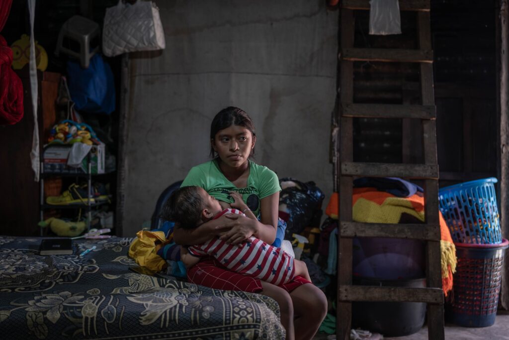 Ruth Noemí Morales carga a su hijo José Eduardo Tajiboy en el municipio de San Felipe, Retalhuleu. Foto: Edwin Bercián