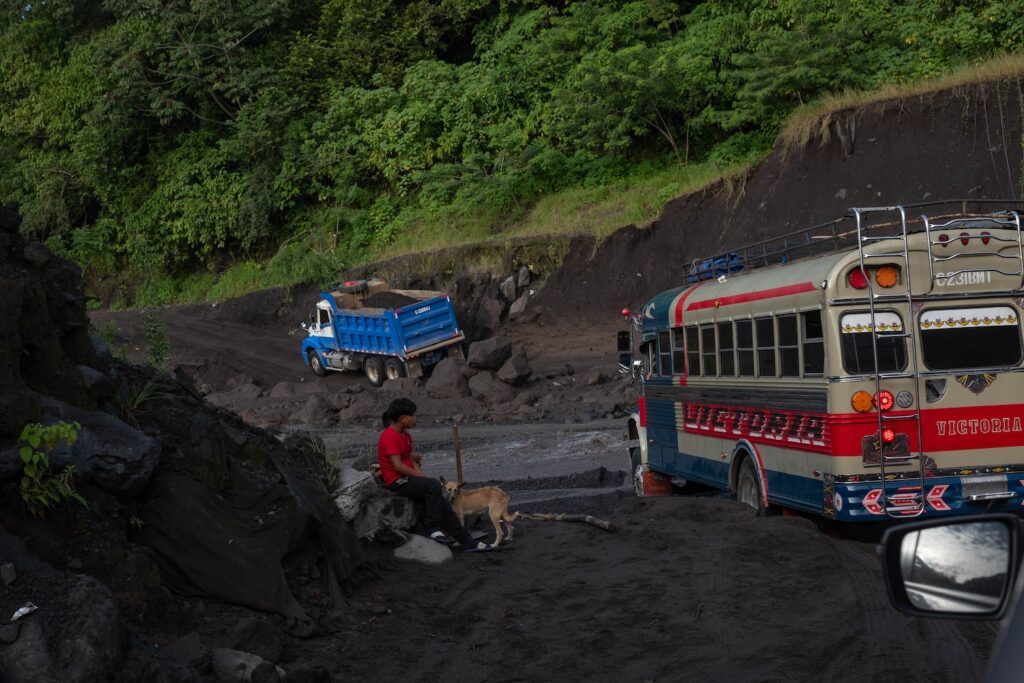 Una camioneta atraviesa uno de los tres ríos para llegar a la comunidad Lucerna en Siquinalá, Escuintla. Foto/Edwin Bercián