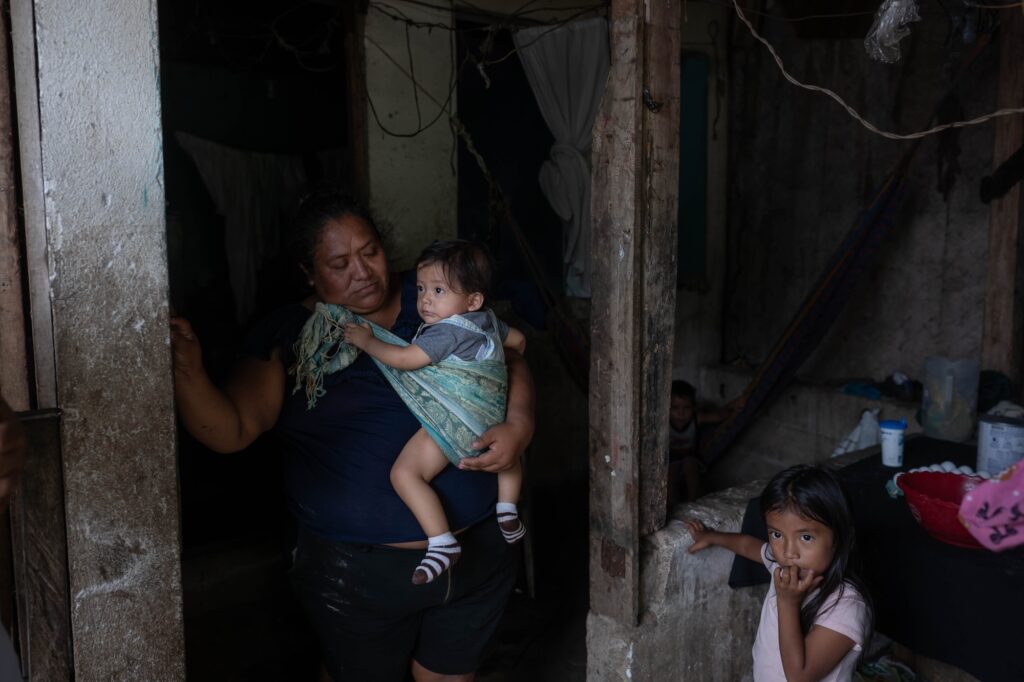 Brenda Verónica señala que procura alimentar con pollo a su hijo pero lamenta que en ocasiones no se lo recibe. Foto/Edwin Bercián