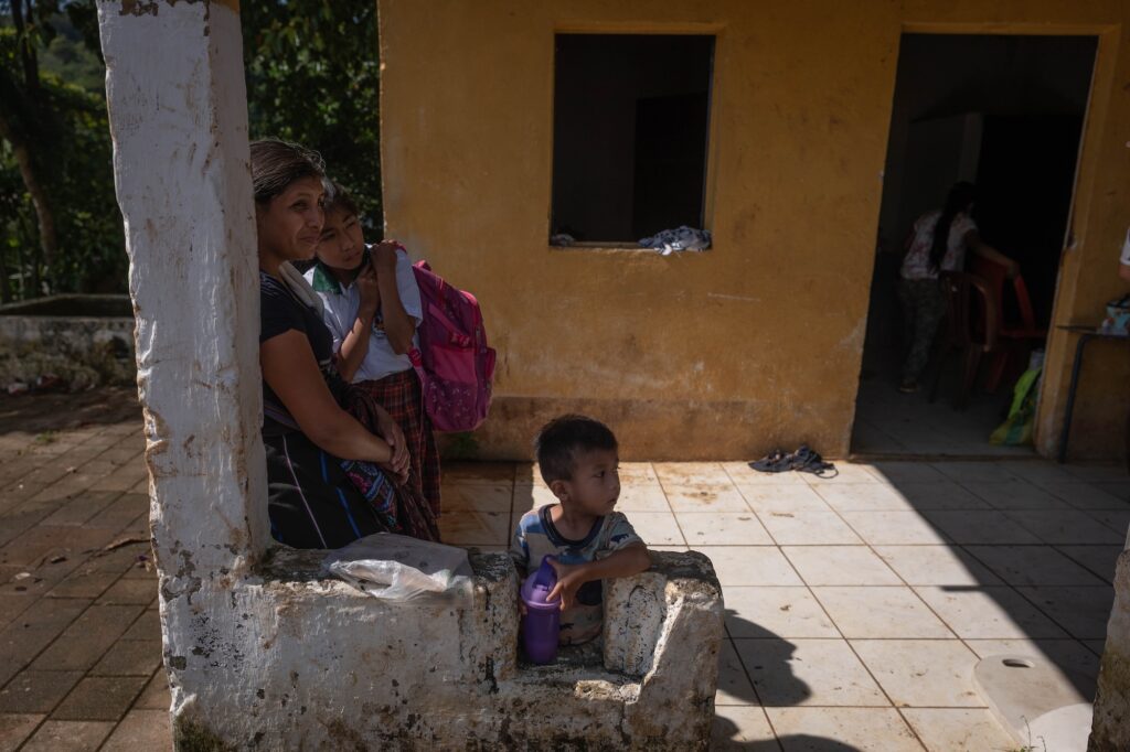 Irma Carrillo Ramos junto a sus hijos mientras espera pasar a cita con la brigada del MSPAS. Foto/Edwin Bercián