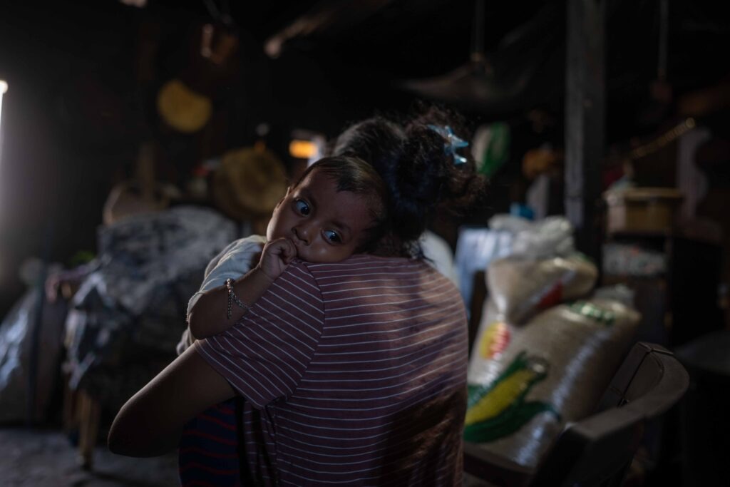 Thiago López Colop, de un año de edad, en brazos de su madre, Lesly Colop, en su casa de San Sebastián,Retalhuleu, en septiembre de 2025. Foto/Edin Bercián