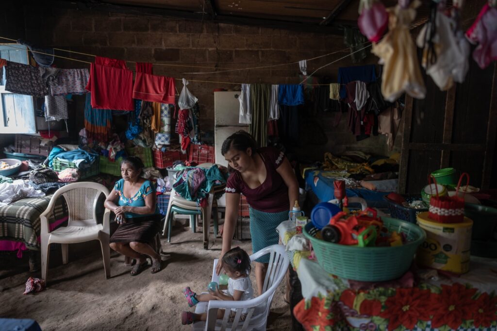 María Isabel vela que su hija Britney no caiga de la silla mientras juega con una pelota. Foto/Edwin Bercián