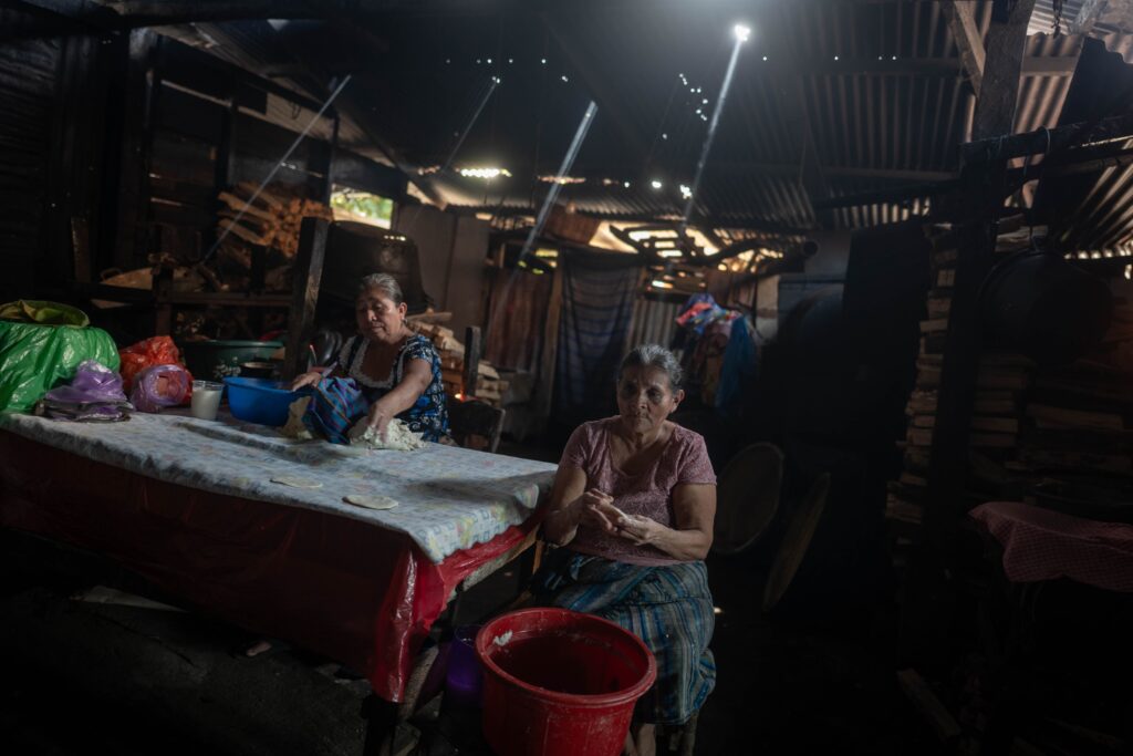 María Nolasco de 65 años, permanece sentada mientras moldea con sus manos la masa para hacer tortillas y venderlas a tres por un Quetzal. Foto: Edwin Bercián