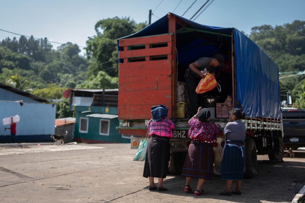 Tres mujeres de la comunidad Lucerna compran verduras en un camión proveniente de Huehuetenango. Foto/Edwin Bercián
