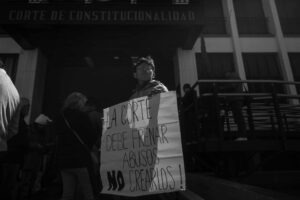 Una persona sostiene un cartel frente a la Corte de Constitucionalidad el 3 de febrero, durante un plantón en rechazo a la exclusión de los colegiados de ciencias afines para el proceso de elección de magistrados de la CC. Foto/Edwin Bercián