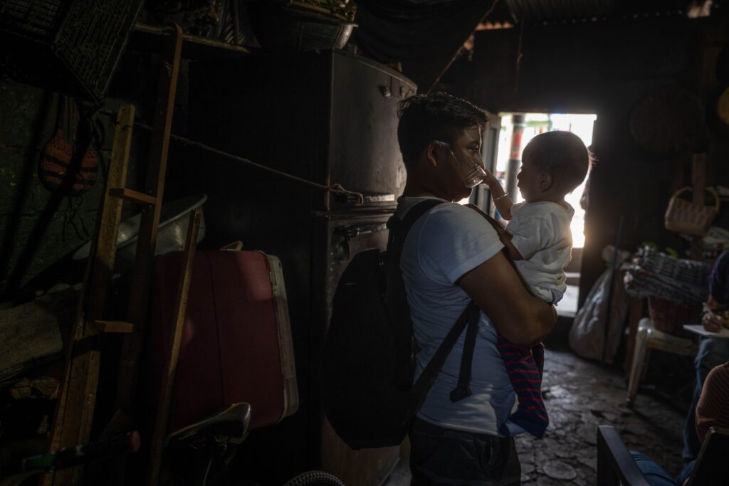 Thiago Colop de un año juega con los lentes de su padre, Thiago López de 22 años, minutos antes de ir a trabajar en el Irtra de Retalhuleu. Foto: Edwin Bercián