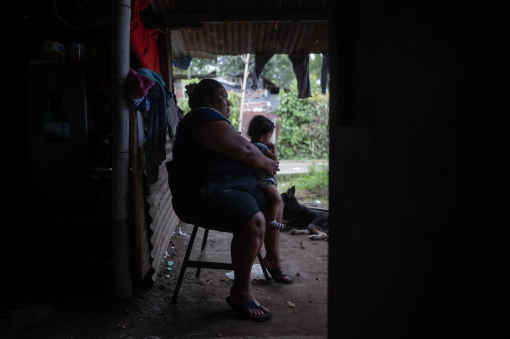 Al llegar a su hogar, Brenda toma un descanso en una silla, acaba de regresar del centro del municipio bajo un fuerte sol. Foto/Edwin Bercián