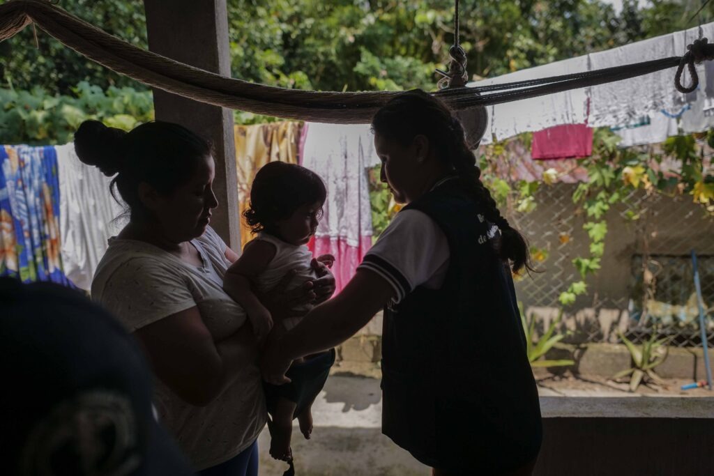 Brigadas de salud y nutrición del MSPAS dan seguimiento a casos de desnutrición en San Miguel Panán, Suchitepéquez. Foto/Edwin Bercián