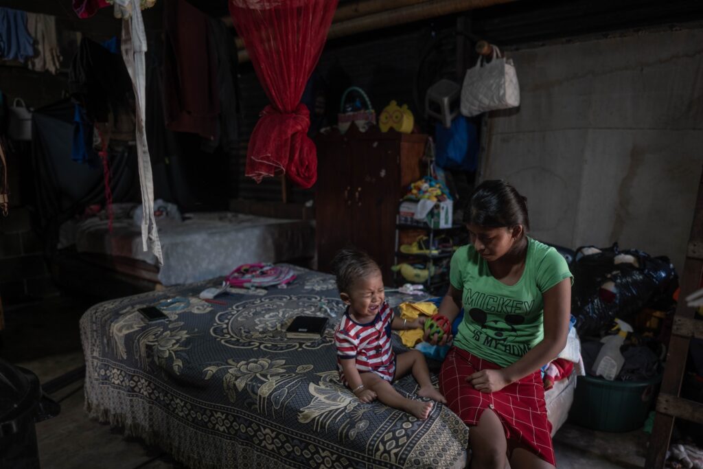 José Tajiboy llora al ser despertado por Ruth Noemí, en su hogar en San Felipe, Retalhuleu. Foto: Edwin Bercián