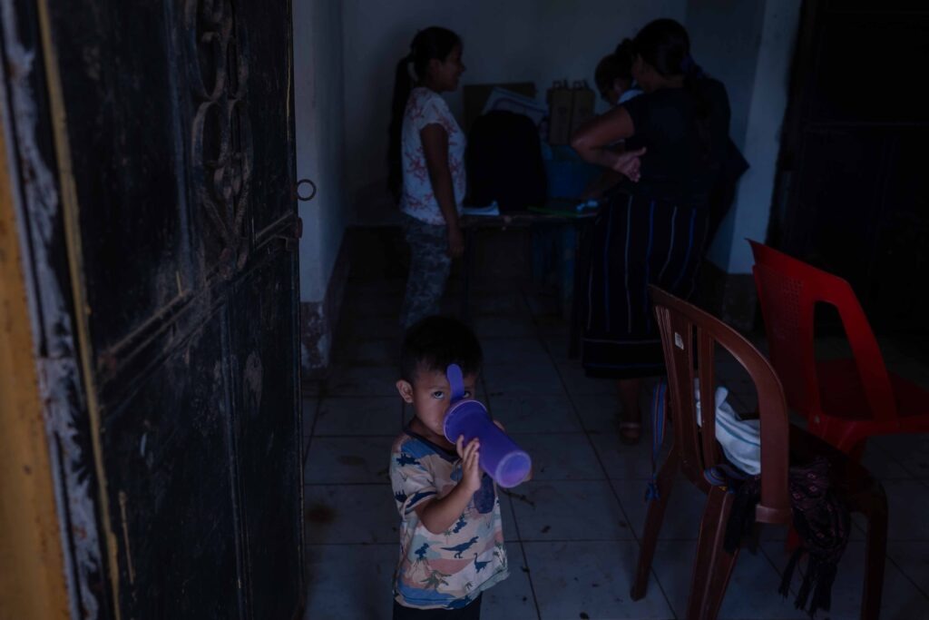 El niño Wilfredo Ramos bebe de un pachón con agua durante una jornada de salud y nutrición en la comunidad Lucerna en Siquinalá, Escuintla. Foto/Edwin Bercián