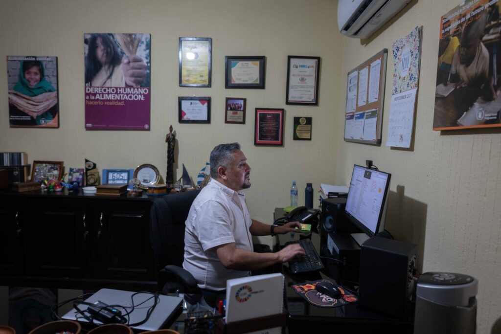 Víctor Alfonso Mayén, director de APEVIHS, revisa algunos documentos en su oficina el 22 de septiembre en Retalhuleu. Foto/Edwin Bercián