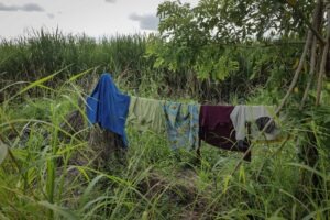 Algunas prendas de ropa tendidas a la orilla de la carretera que conduce hacia Retalhuleu, donde prevalecen plantaciones de caña de azúcar. Foto/Edwin Bercián
