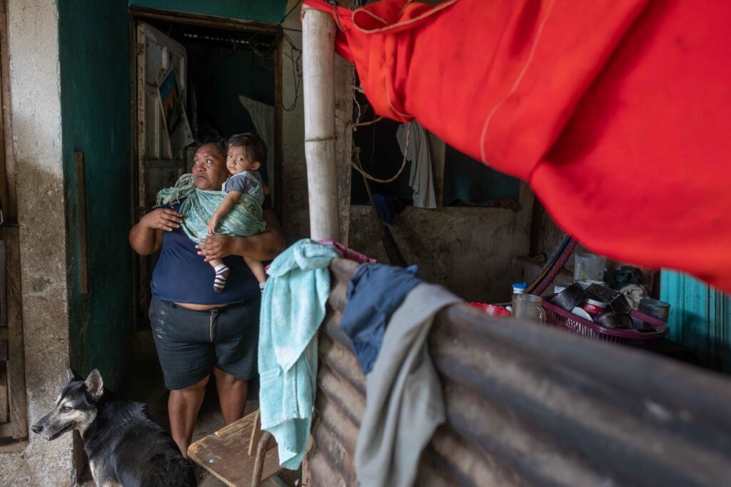 Brenda García carga en brazos a su hijo Eitán en su casa en el municipio de San Felipe en Retalhuleu. Foto/Edwin Bercián