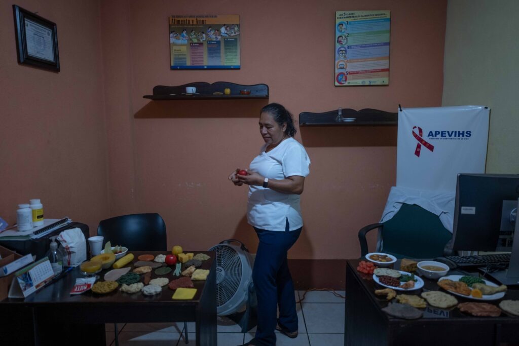 La enfermera Aracely Rivera de APEVIHS, muestra parte de la educación nutricional que enseñan a madres de familia. Foto /Edwin Bercián